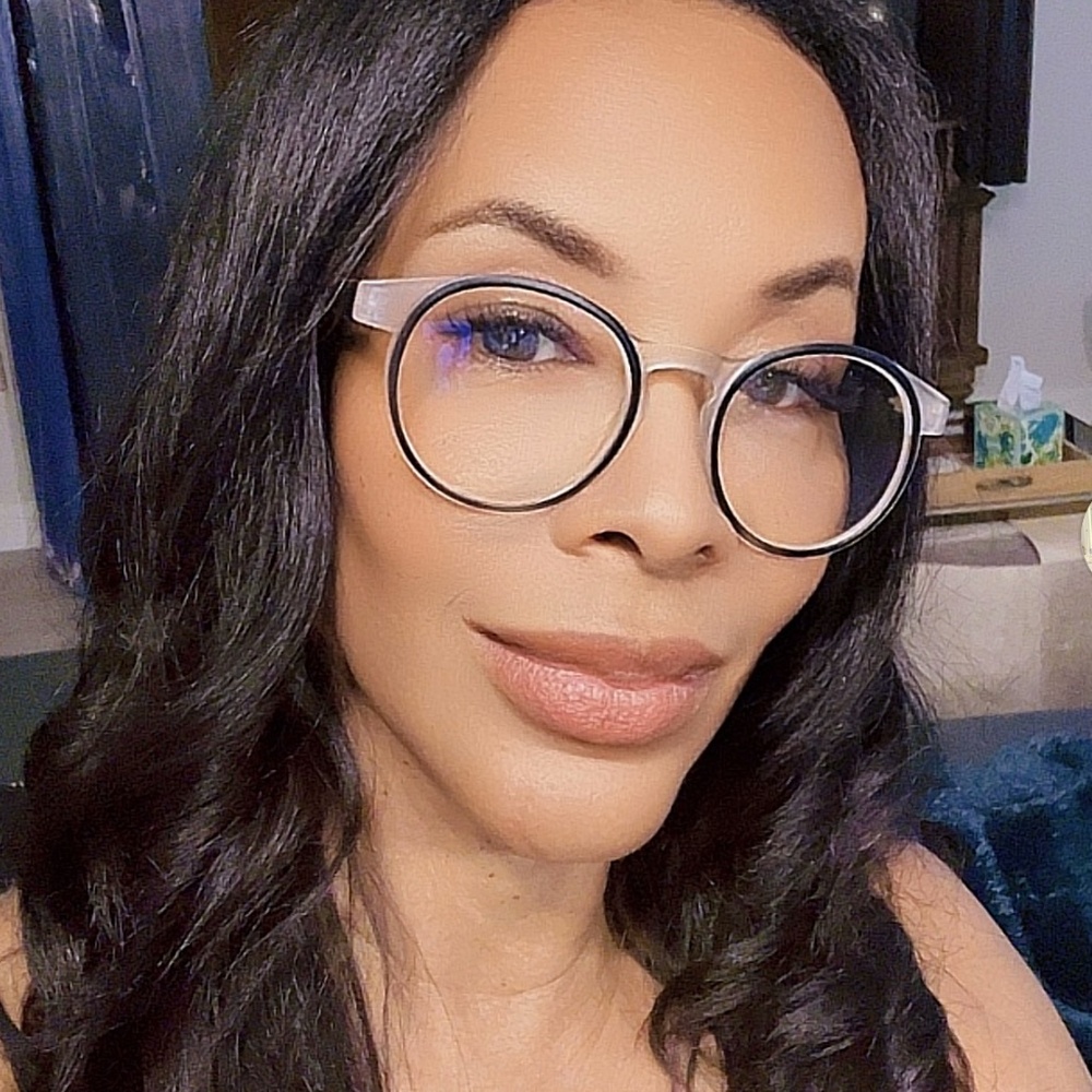 Meet your Posher, Laina